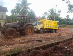 Warga Keluhkan Ruas Jalan Lintas Provinsi Di Negara Batin Rusak Parah